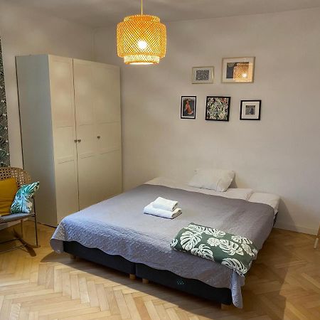 Slow Life Apartment Next To Metro Station Warschau Buitenkant foto
